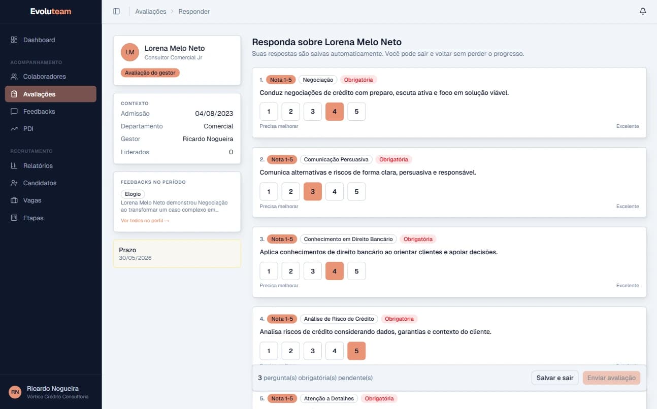 Tela de avaliação do Evoluteam mostrando perguntas e contexto histórico do colaborador na lateral